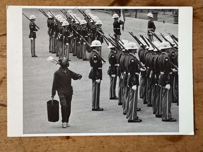 POSTCARD  - GUARDS