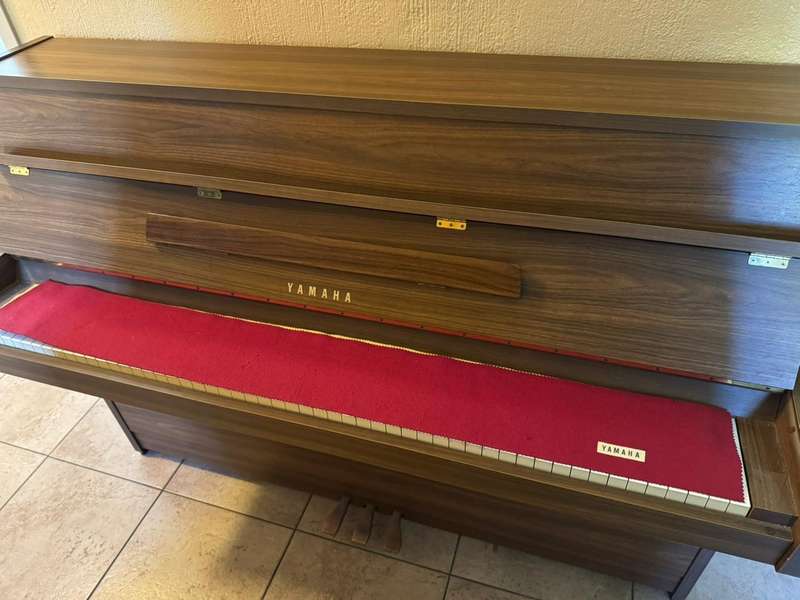 YAMAHA UPRIGHT PIANO