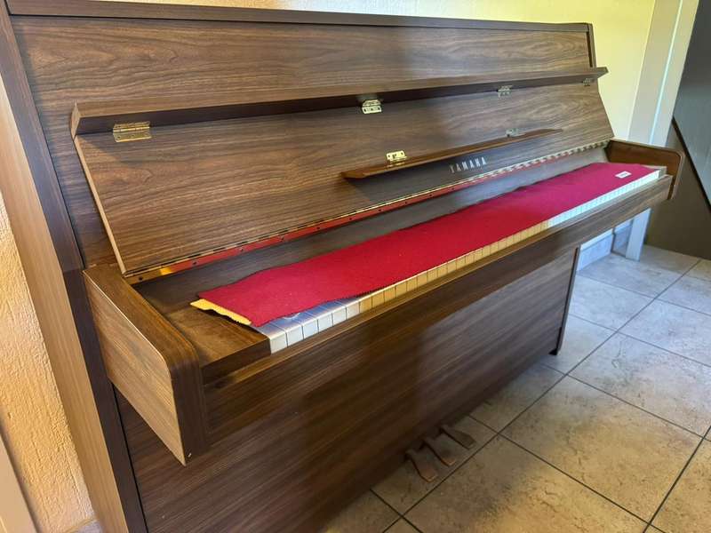 YAMAHA UPRIGHT PIANO