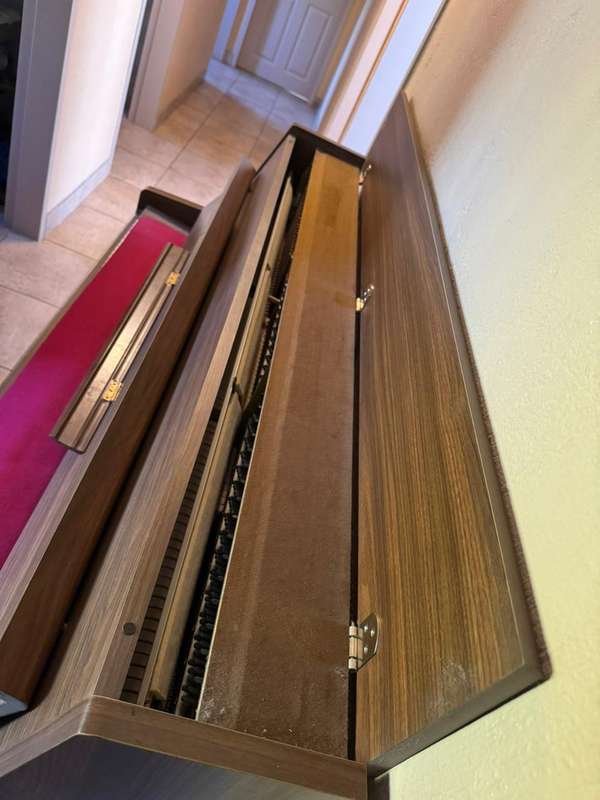 YAMAHA UPRIGHT PIANO