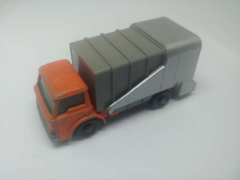 MATCHBOX REFUSE TRUCK