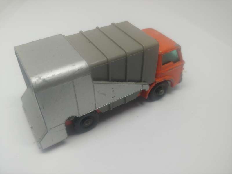 MATCHBOX REFUSE TRUCK