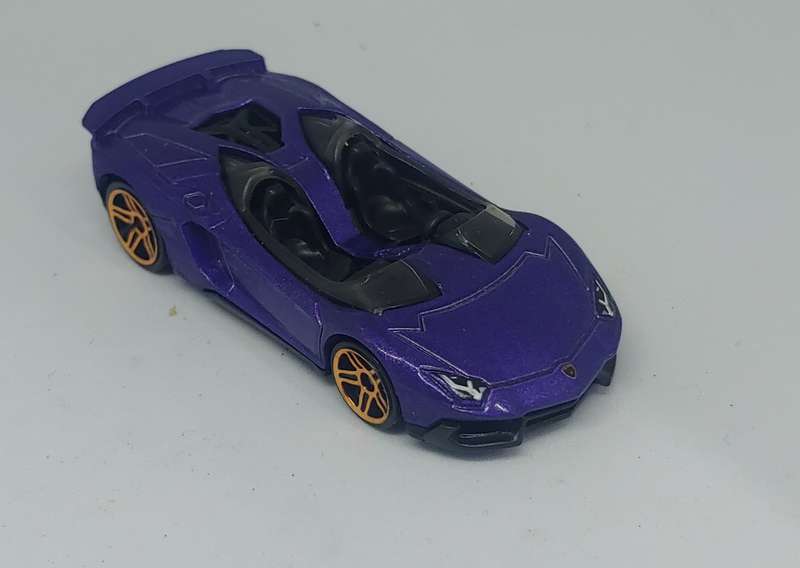 HOT WHEELS LAMBORGHINI AVENTADOR