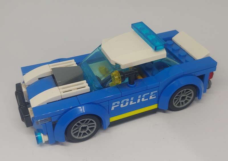 ORIGINAL LEGO POLICE CAR WITH FIGURINE NO INSTRUCTIONS OR BOOK AS IS