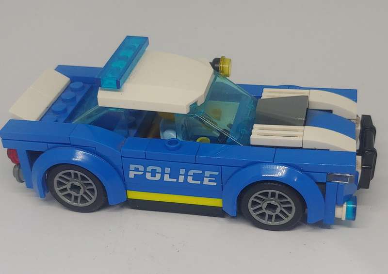 ORIGINAL LEGO POLICE CAR WITH FIGURINE NO INSTRUCTIONS OR BOOK AS IS