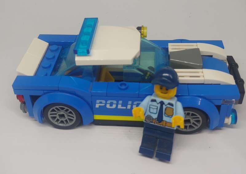 ORIGINAL LEGO POLICE CAR WITH FIGURINE NO INSTRUCTIONS OR BOOK AS IS