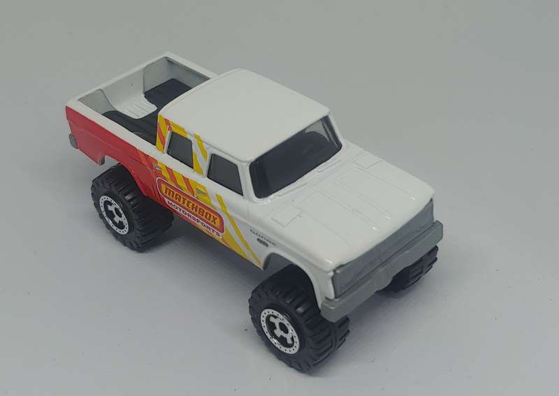 MATCHBOX 1968 DODGE D200  1/64