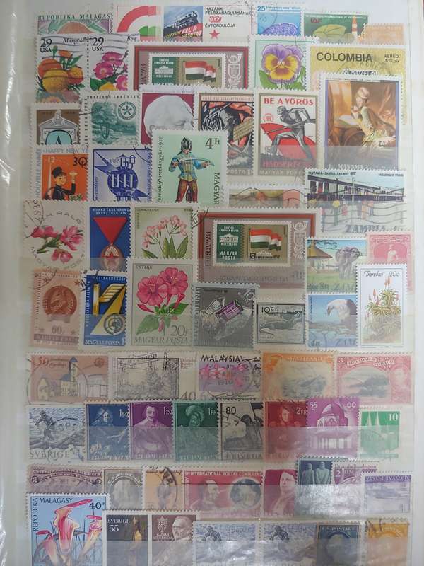 A4 DAVA ALBUM 16/32 PAGE MIXED WORLD NOT CHECKED SOME GREAT STAMPS