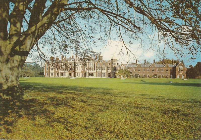 UN USED  VINTAGE POST CARD SANDRINGHAM HOUSE WEST FRONT