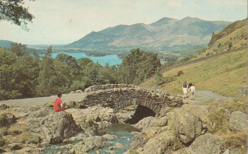 UN USED  VINTAGE POST CARD ASHNESS BRIDGE AND DERWENTWATER