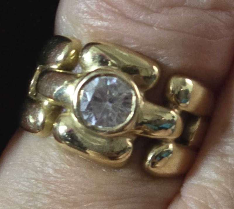 9ct Yellow Gold Ring (Size M)