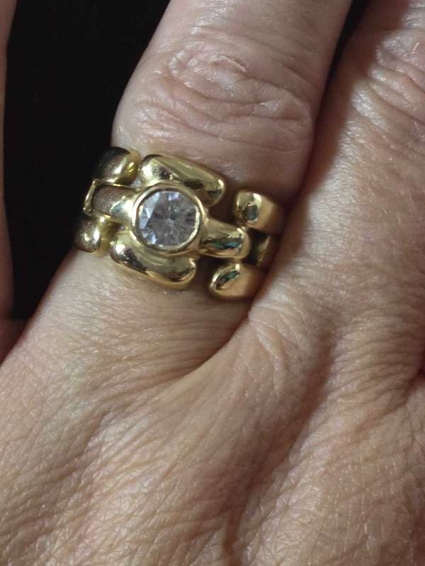 9ct Yellow Gold Ring (Size M)
