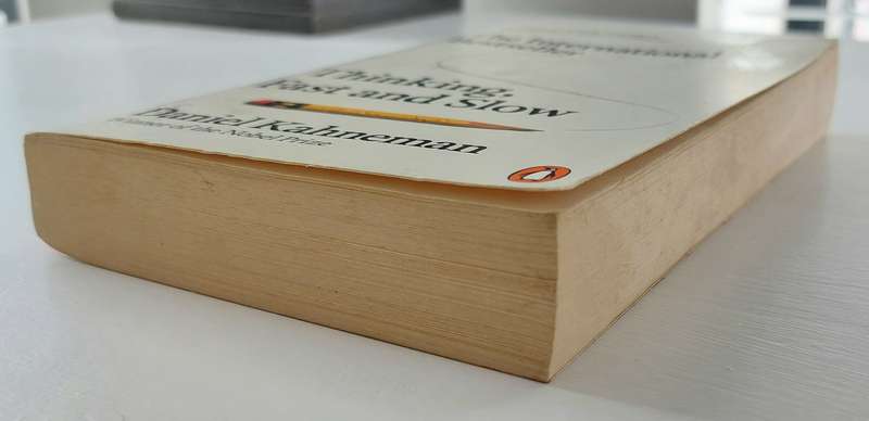 Thinking Fast and Slow - Daniel Kahneman (Paperback)
