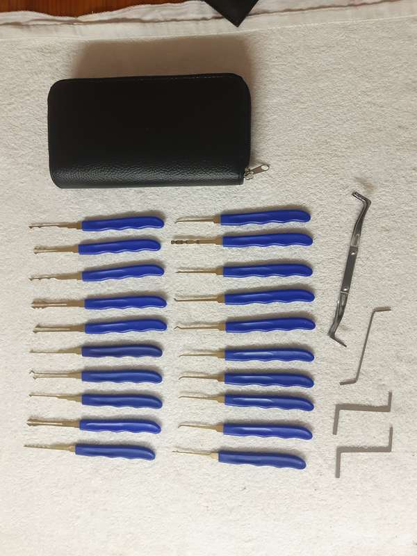 2 Lock Picking sets