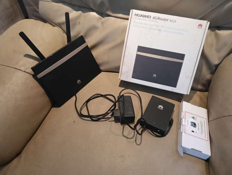 HUAWEI B525 LTE 4G WIRELESS ROUTER PLUS POWER BANK