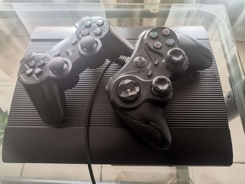 Playstation 3 Super slim 500GB 2 Controllers All Cables 44 Games on Harddrive Game list in the List