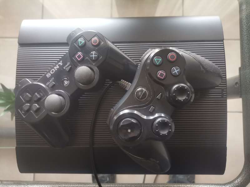 Playstation 3 Super slim 500GB 2 Controllers All Cables 44 Games on Harddrive Game list in the List