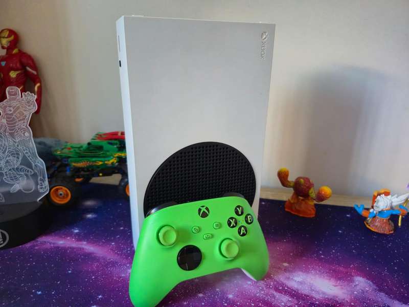 Xbox Series S 500GB SSD + Xbox Series(S/X) Controller (Pre-owned)