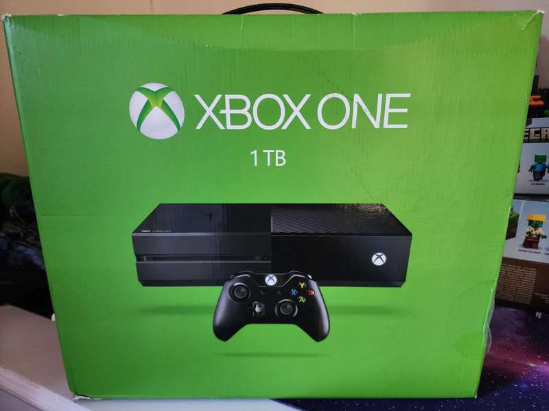 Xbox One 1TB in Original Packaging + Controller