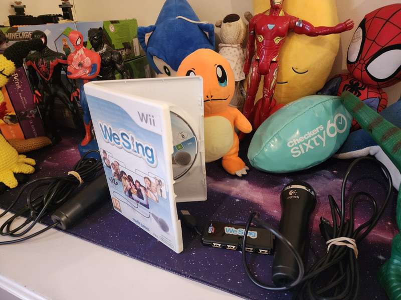 Nintendo Wii ''We Sing'' + 2 Logitech Mics (Pre-owned)