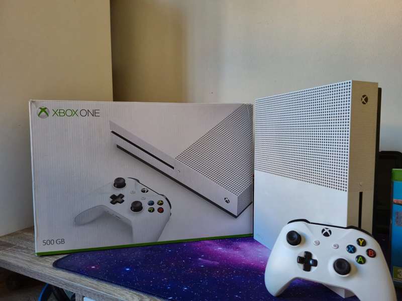 Xbox One S 500GB Bundle (Original Packaging)(Pre-owned)