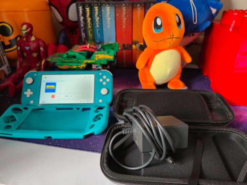 Nintendo Switch Lite 32GB + 64GB SD Card + 1 Game (Pre-owned)