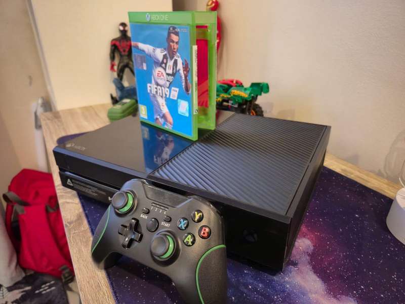 Xbox One 500GB, FIFA 19, 1 Controller (Pre-owned)