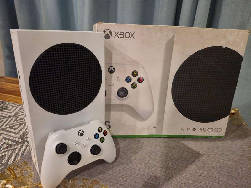 Xbox Series S 500GB SSD + Xbox Series(S/X) Controller (Pre-owned)