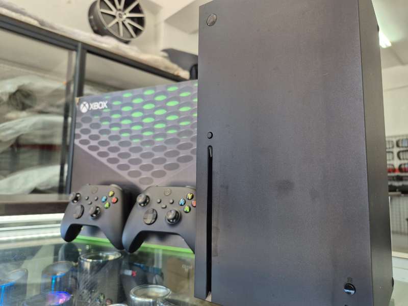 Xbox Series X 1TB SSD, 2 Original Controllers, Original Packaging (Pre-owned)