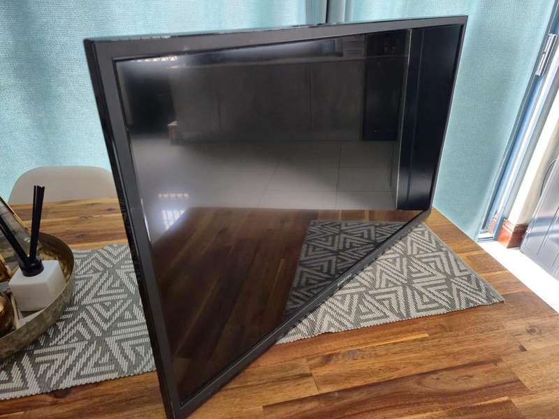 Sinotec 32" HD Ready LED TV (Model: STL-32VN67DT) (Pre-owned)