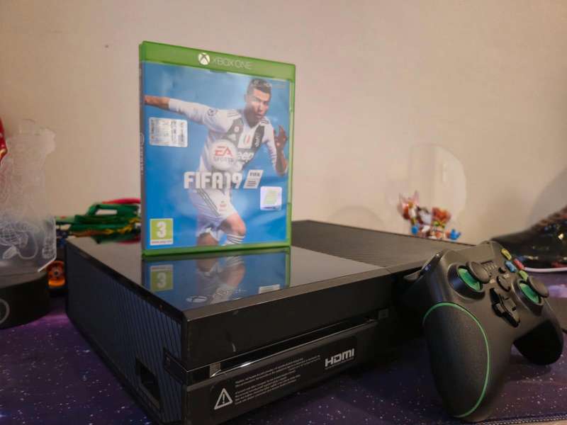 Xbox One 500GB, FIFA 19, 1 Controller (Pre-owned)