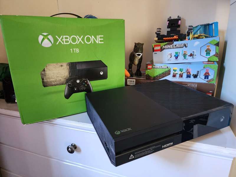 Xbox One 1TB in Original Packaging + Controller