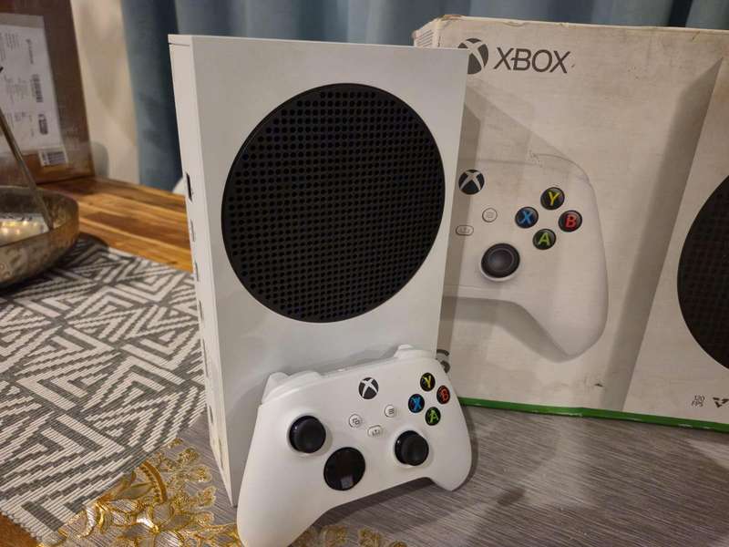 Xbox Series S 500GB SSD + Xbox Series(S/X) Controller (Pre-owned)