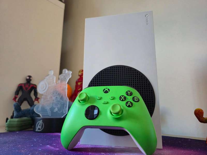 Xbox Series S 500GB SSD + Xbox Series(S/X) Controller (Pre-owned)