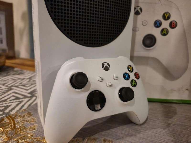 Xbox Series S 500GB SSD + Xbox Series(S/X) Controller (Pre-owned)