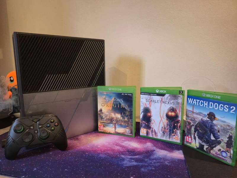 Xbox One 1TB Halo Limited Edition Console, 3 Games, 1 Control (Pre-owned)