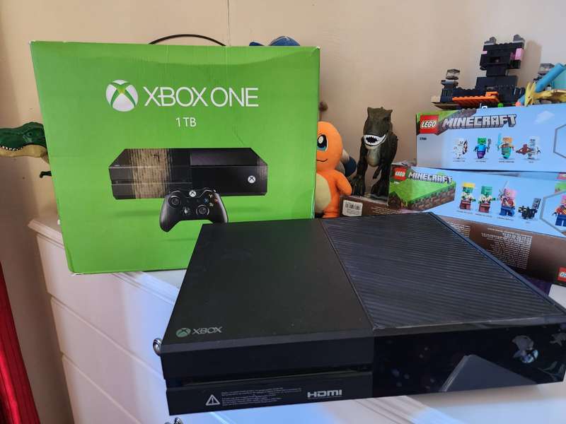 Xbox One 1TB in Original Packaging + Controller