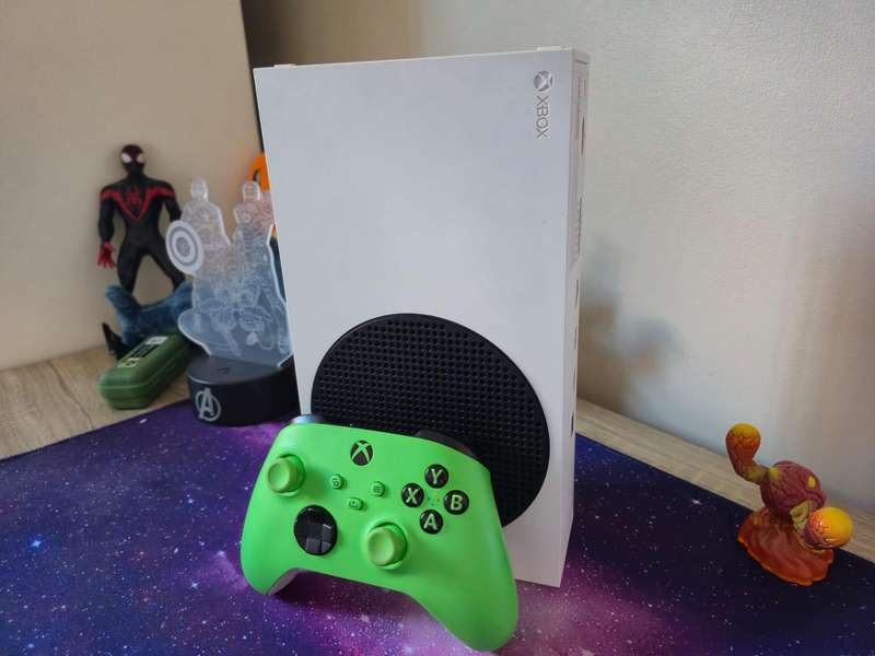 Xbox Series S 500GB SSD + Xbox Series(S/X) Controller (Pre-owned)