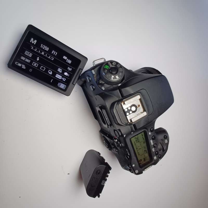 Canon EOS 90D DSLR 32.5mp + 50mm Lens + 2 Batteries