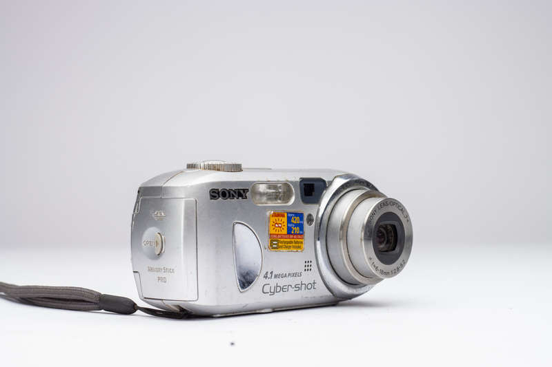 Sony Cyber-shot DSC-P73 (For Parts)