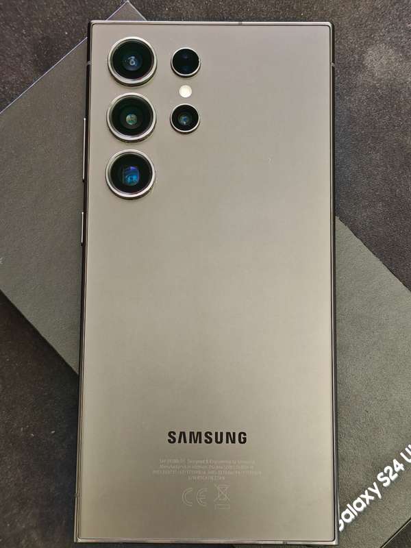 Samsung Galaxy S24 Ultra (***DAMAGED***)