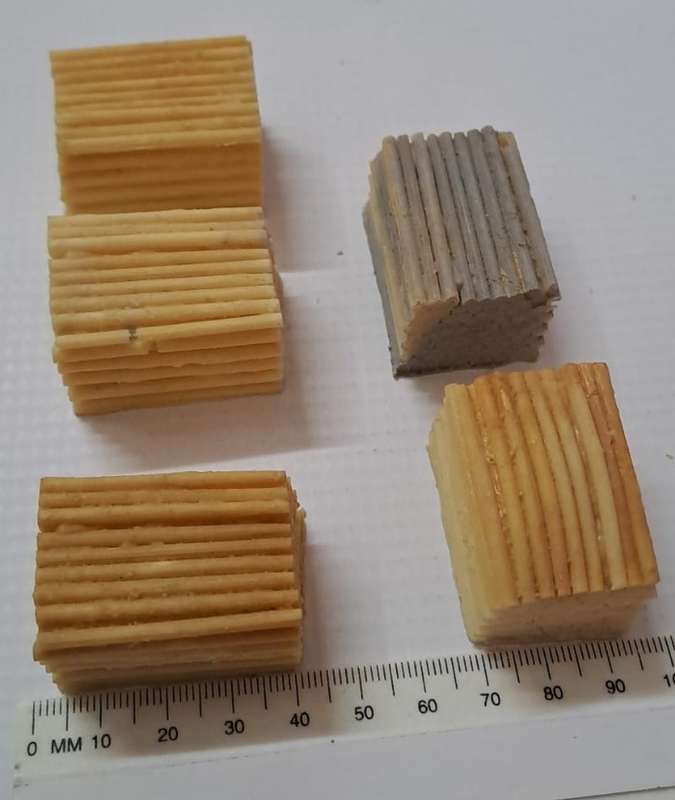 Model Trains HO 5 x Wood piles for Sawmill or flatbed (Unpainted) 5 x 35x26x22mm
