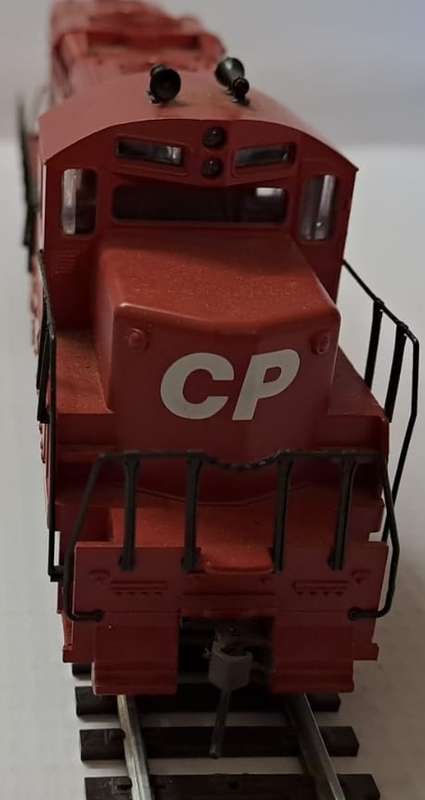 Model Trains HO 1 x Walthers Canadian Diesel with Kadee couplers. Good running condition.
