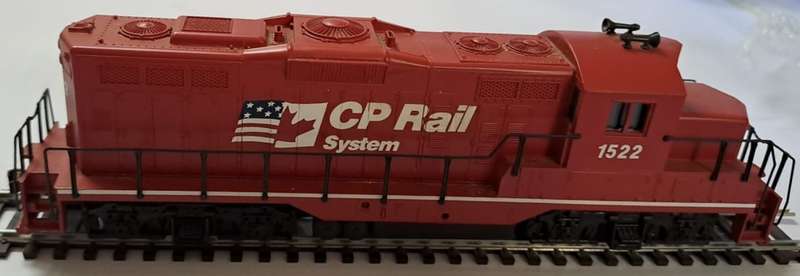 Model Trains HO 1 x Walthers Canadian Diesel with Kadee couplers. Good running condition.