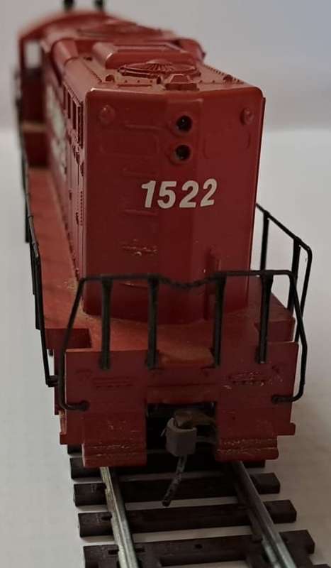 Model Trains HO 1 x Walthers Canadian Diesel with Kadee couplers. Good running condition.