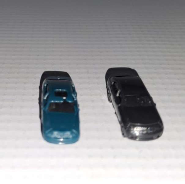 Model Trains N-Scale 2 x Cars. 25mm x 9mm x 8mm