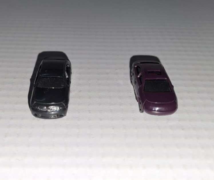 Model Trains N-Scale 2 x Cars. 25mm x 9mm x 8mm