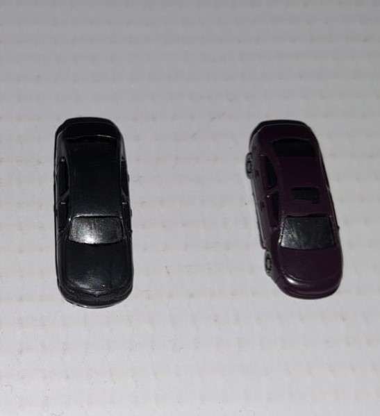 Model Trains N-Scale 2 x Cars. 25mm x 9mm x 8mm