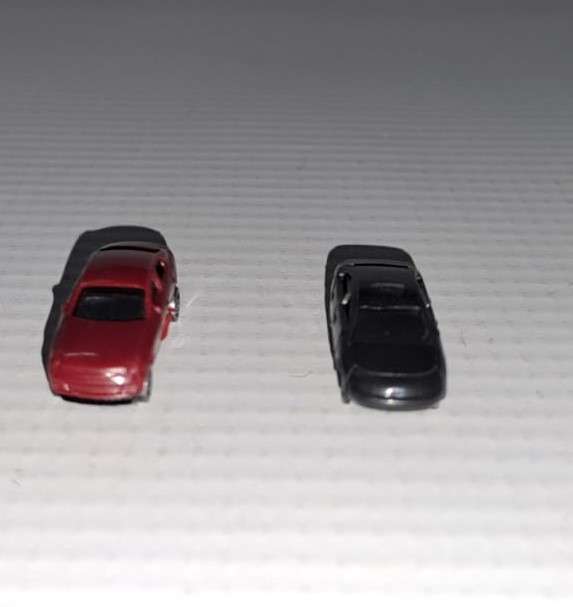 Model Trains N-Scale 2 x Cars. 25mm x 9mm x 8mm