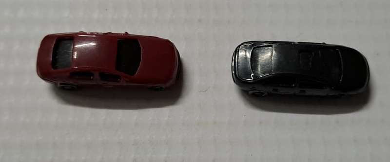 Model Trains N-Scale 2 x Cars. 25mm x 9mm x 8mm